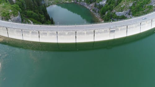 旅行の道路として使用されるダムの壁