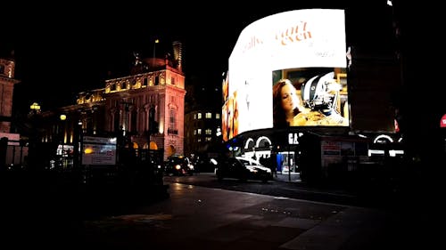 Gigantyczny Elektroniczny Ekran Billboardu W Działaniu Oświetla Ulicę W Londynie