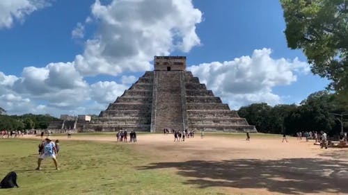 Turyści Odwiedzają świątynię Kurczaka Itza W Meksyku