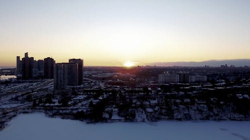 Снимок с дрона жилого района в городе, засыпанном снегом