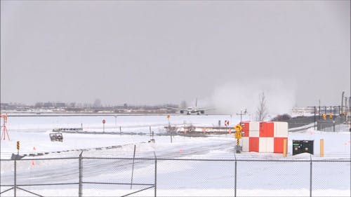モントリオール空港の滑走路から離陸する民間航空機