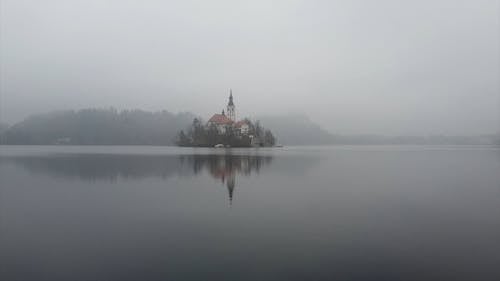 Uma Casa Grande Construída Em Um Lago De Ilha