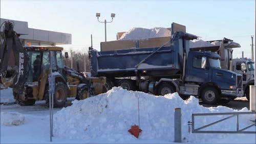 Beobachten, Wie Ein Lkw Lader Eine Packung Schnee Entlädt