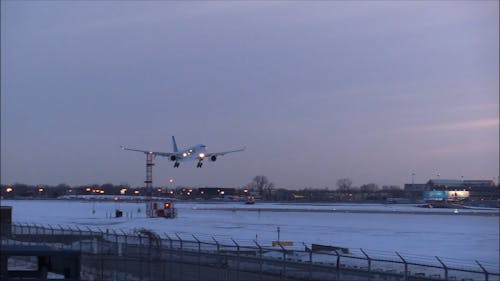 一架飞机降落在机场在冬季冰雪覆盖的领域