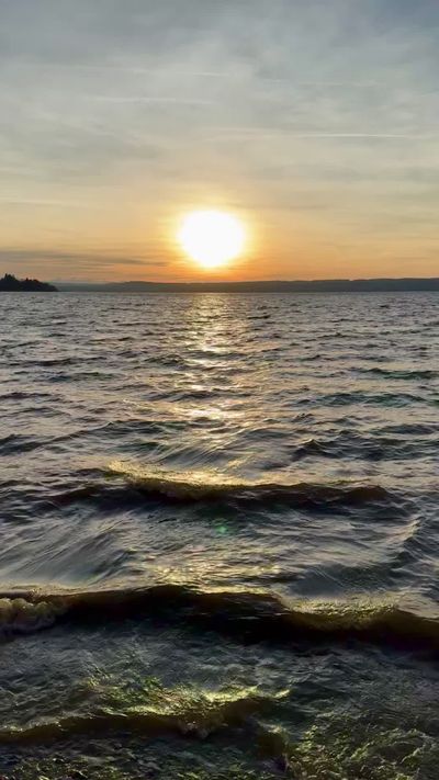 Palantir 📷's ocean waves sunset video