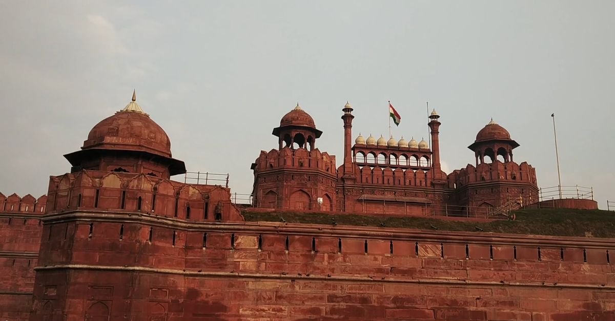 India Rode Een Menigte Van Toeristen Een Bezoek Aan Het Historische Rode Fort In ...