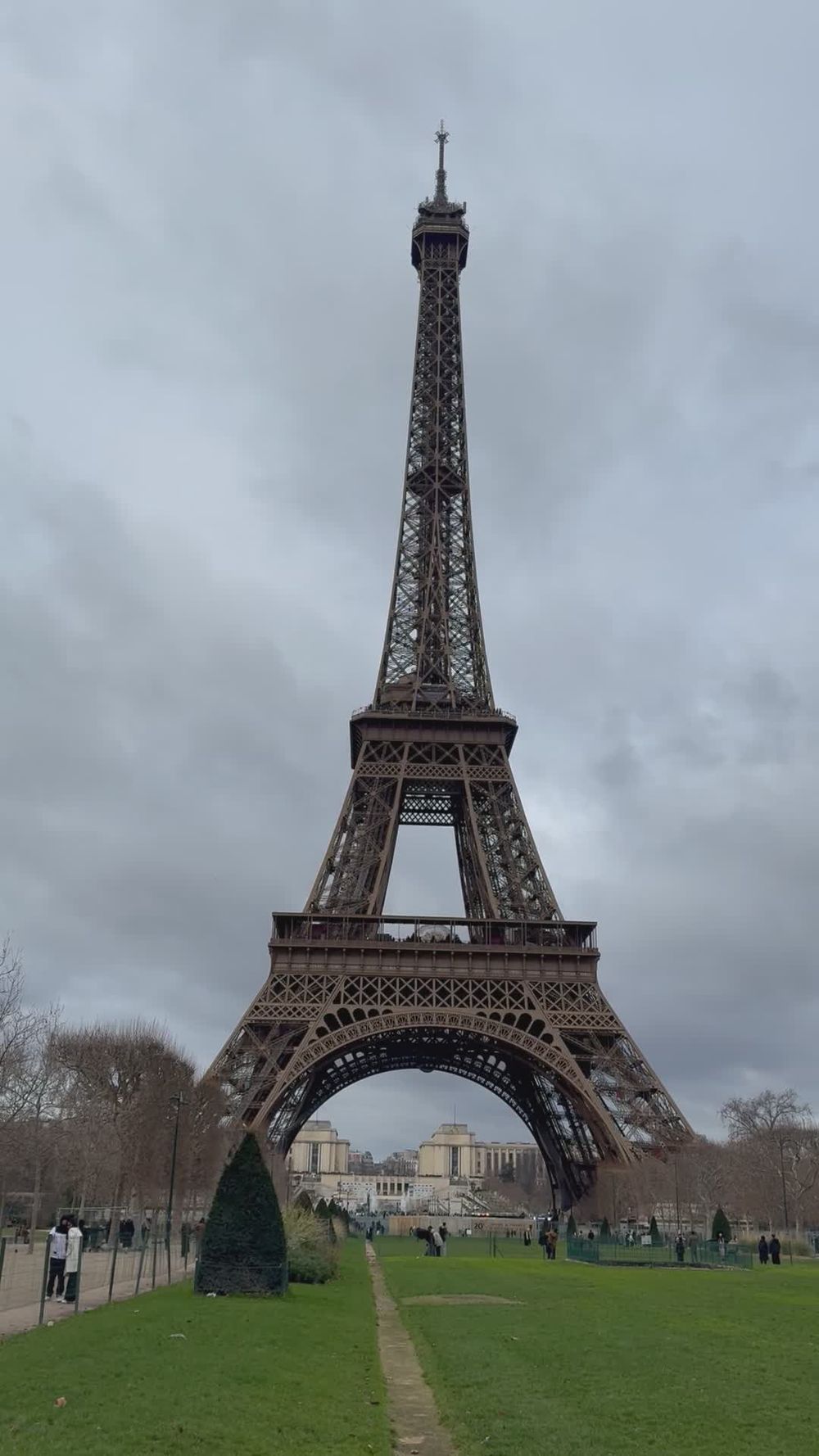 Torre Eiffel en un día nublado, París