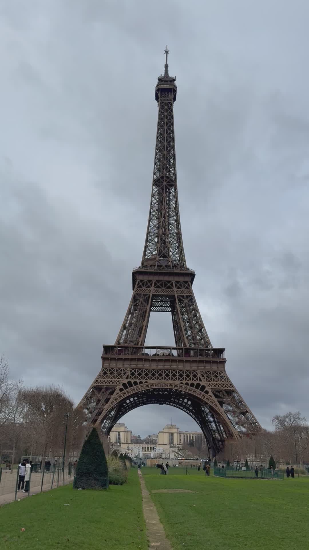 Torre Eiffel en un día nublado, París