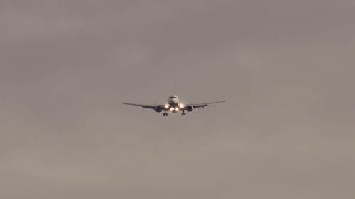 Een Passagiersvliegtuig Aflopend Voor De Landing