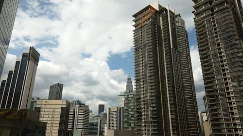 Un Ciel Nuageux Sur De Grands Bâtiments