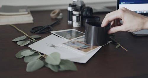 Un Uomo Che Guarda Le Fotografie Da Caricare