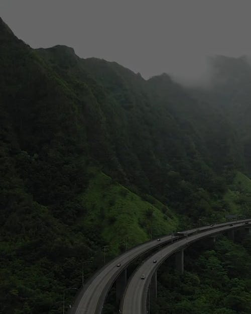 Jalan Raya Yang Ditinggikan Di Lembah Gunung Di Hawaii