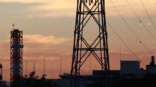 Siluet Menara Saat Senja