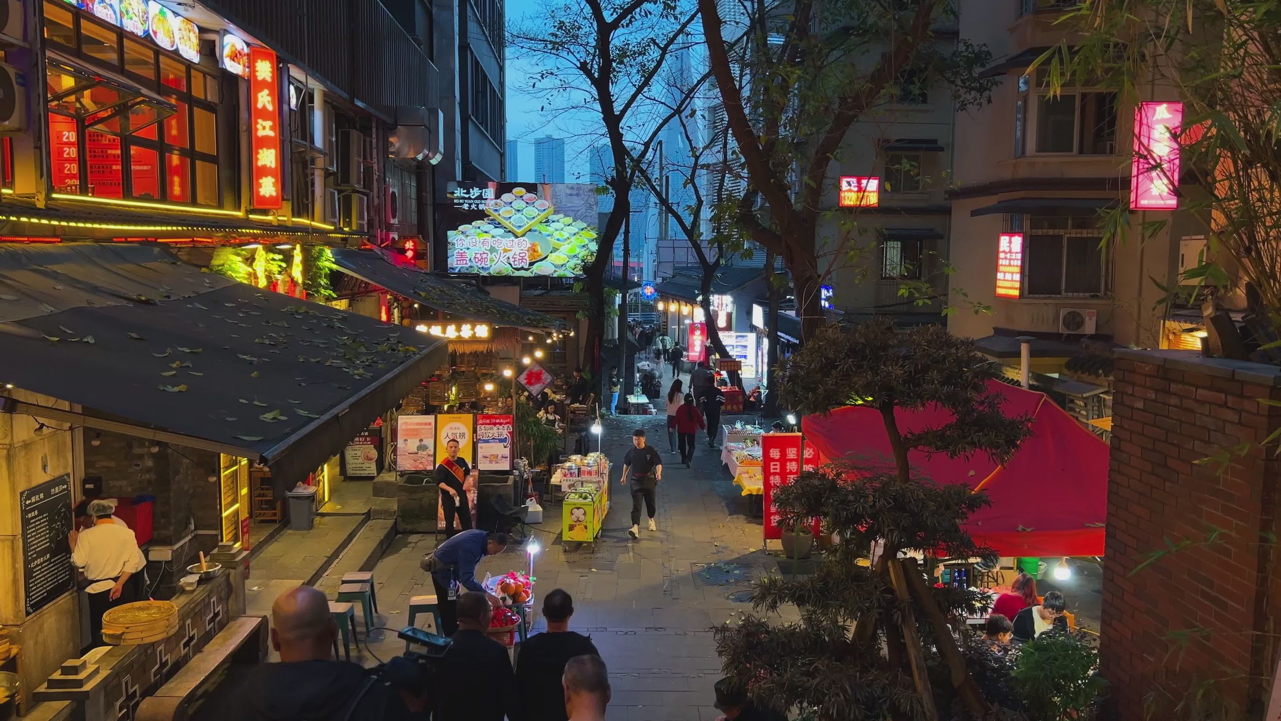 探索重庆古街充满活力的夜生活 · 免费素材视频