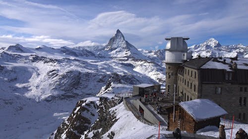 Persone Che Visitano L'osservatorio Sfinge In Inverno Neve