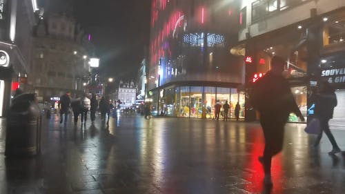 Mensen Lopen Op Straat Langs Het Winkelcentrum Van Londen 'S Nachts