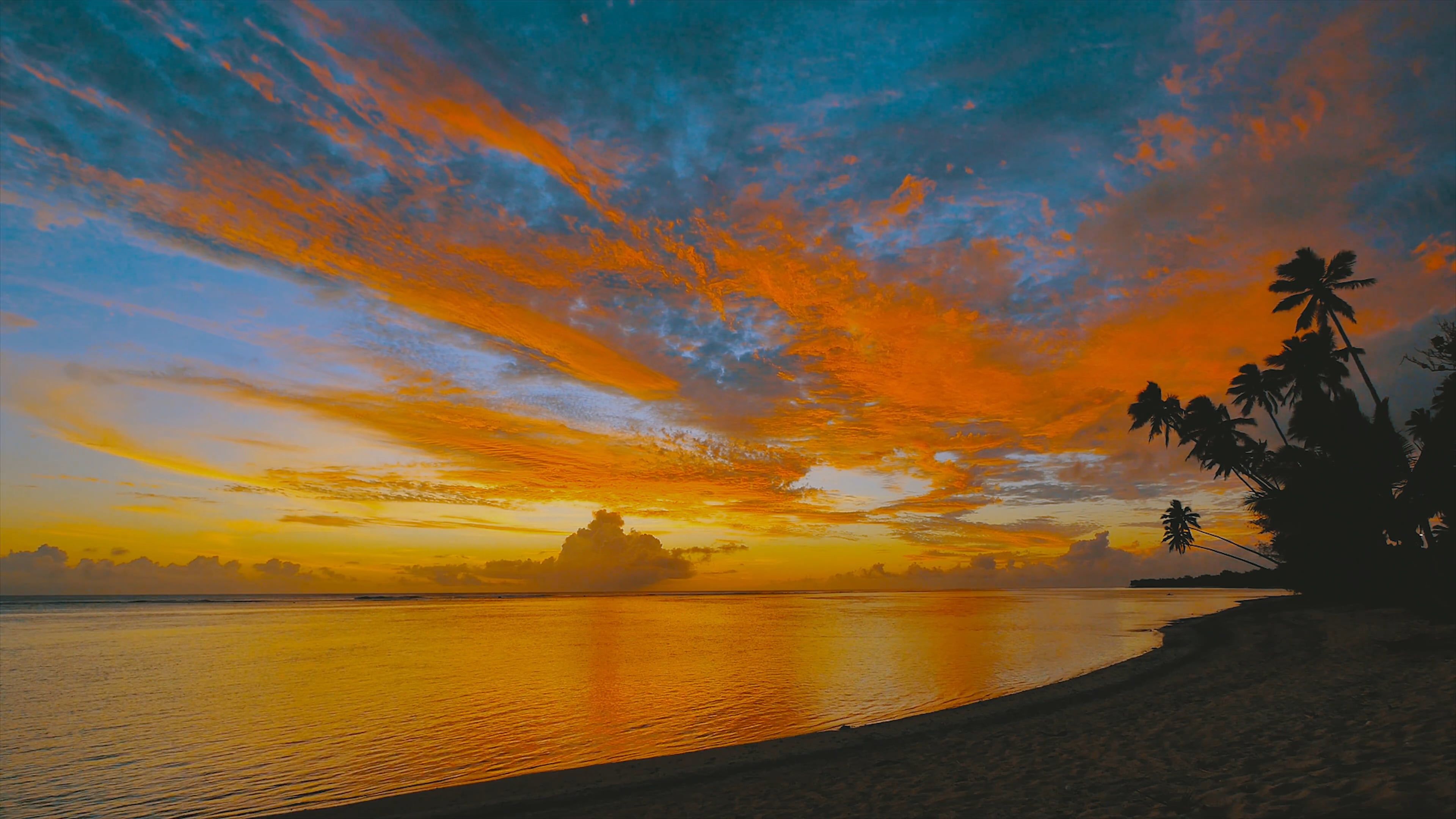 Un Coucher De Soleil Colore Sur La Plage Videos Gratuites