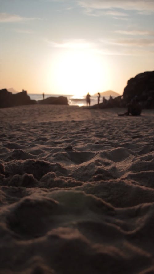 Песчаный пляж с видом на закат