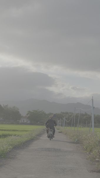 农村开电瓶视频素材
