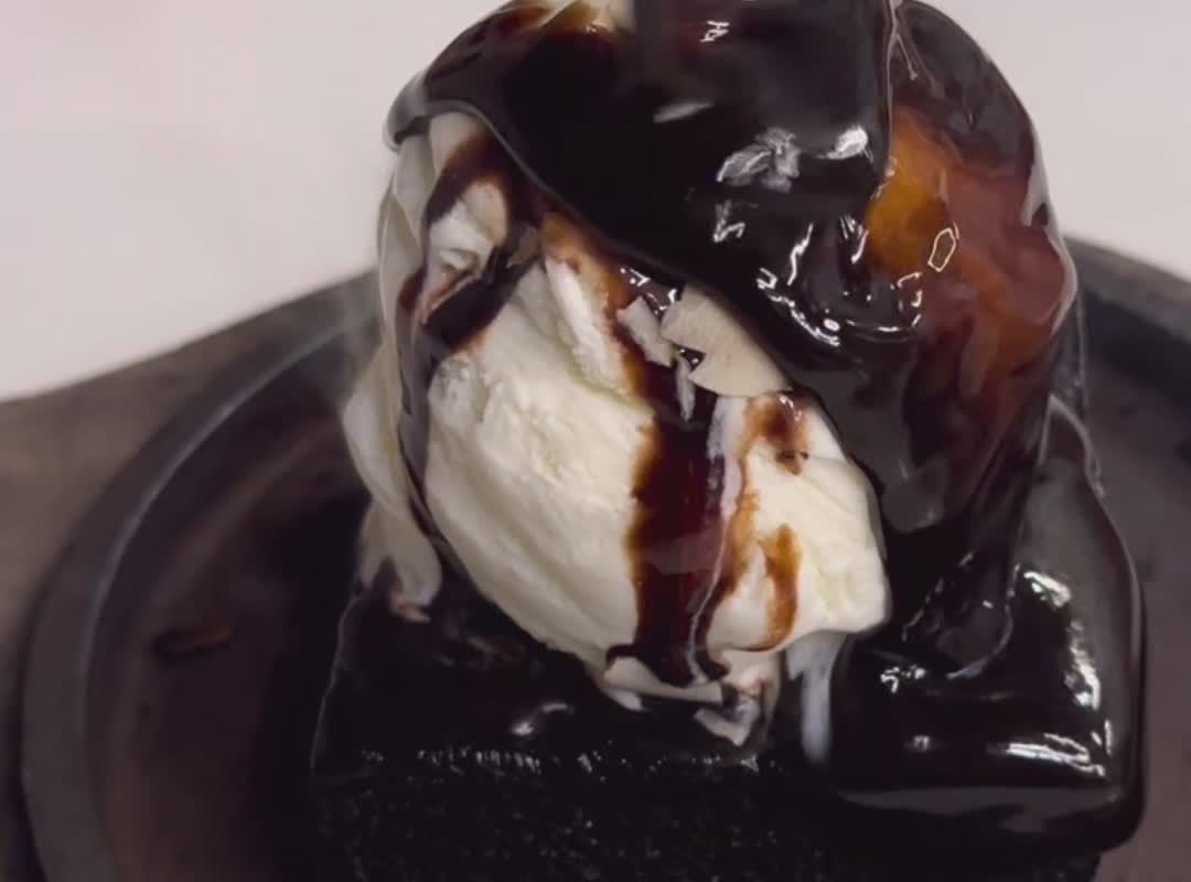 healthy chocolate bowl recipe — Peanut butter drizzle. Photo: Pexels