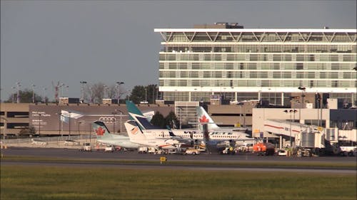 공항 터미널에 정박 된 비행기