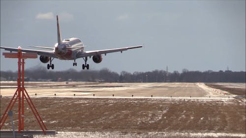 Rimozione Della Neve Su Una Pista Dell'aeroporto