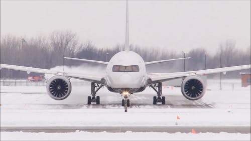 Een Vliegtuig Met Jet Turbinemotoren Taxiën Op De Grond Van Montreal Airport
