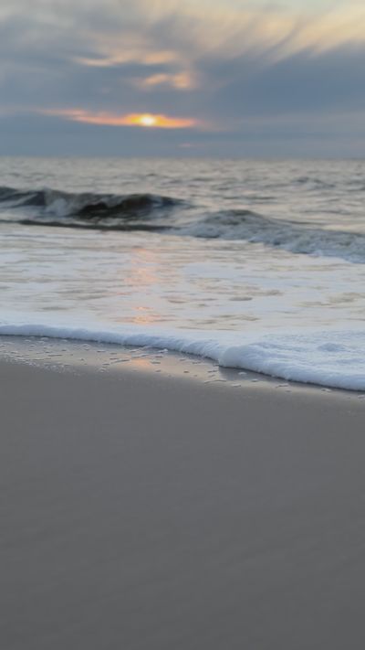 Nikk Schlieman's ocean waves sunset video