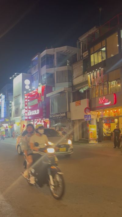 Tuyet Tran Thi's neon lights city video