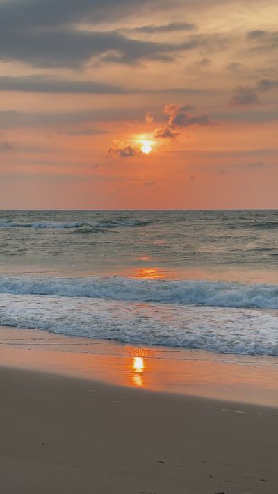 Nguyễn Trung  Phúc's ocean waves sunset video