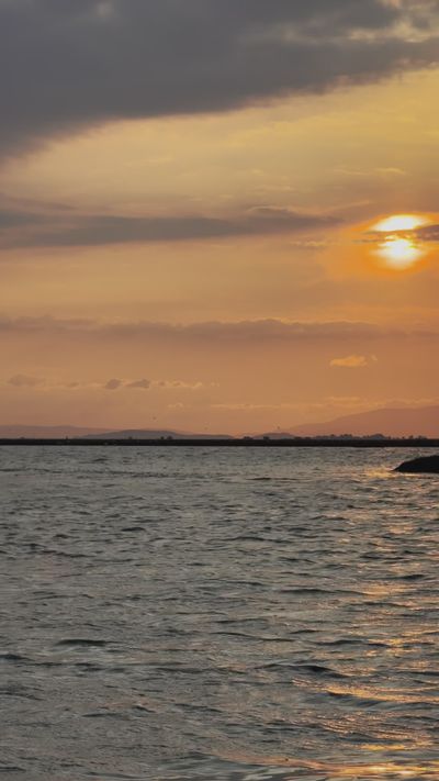 Ozan Çelik's ocean waves sunset video