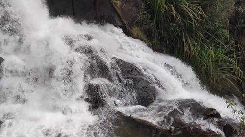 Watervallen Die Door De Rotsen Naar Beneden Vallen