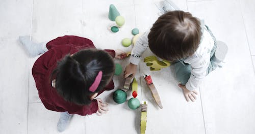 Enfants Jouant Avec Des Jouets Animaux En Bois