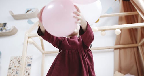 Девушка теряет воздушные шары, с которыми она играла