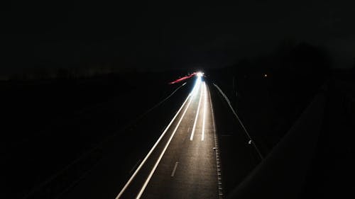 Świetlne Smugi Pojazdów Poruszających Się W Nocy W Trybie Poklatkowym