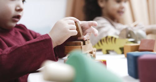 Crianças Brincando Com Máquinas De Brinquedo De Madeira Quanto Ao Seu Propósito Real