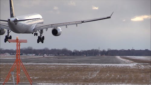 カナダのモントリオール空港の滑走路に飛行機が着陸するのを発見