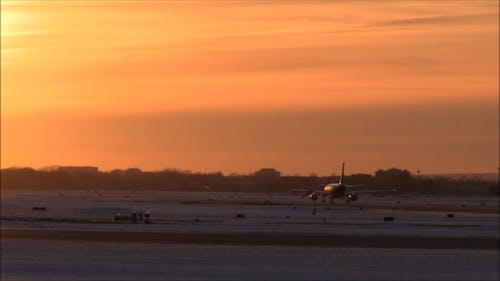 Een Vliegtuig Taxiën Op De Grond Van Een Luchthaven