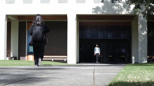 Giovane Uomo Su Skateboard A Piedi Sul Sentiero