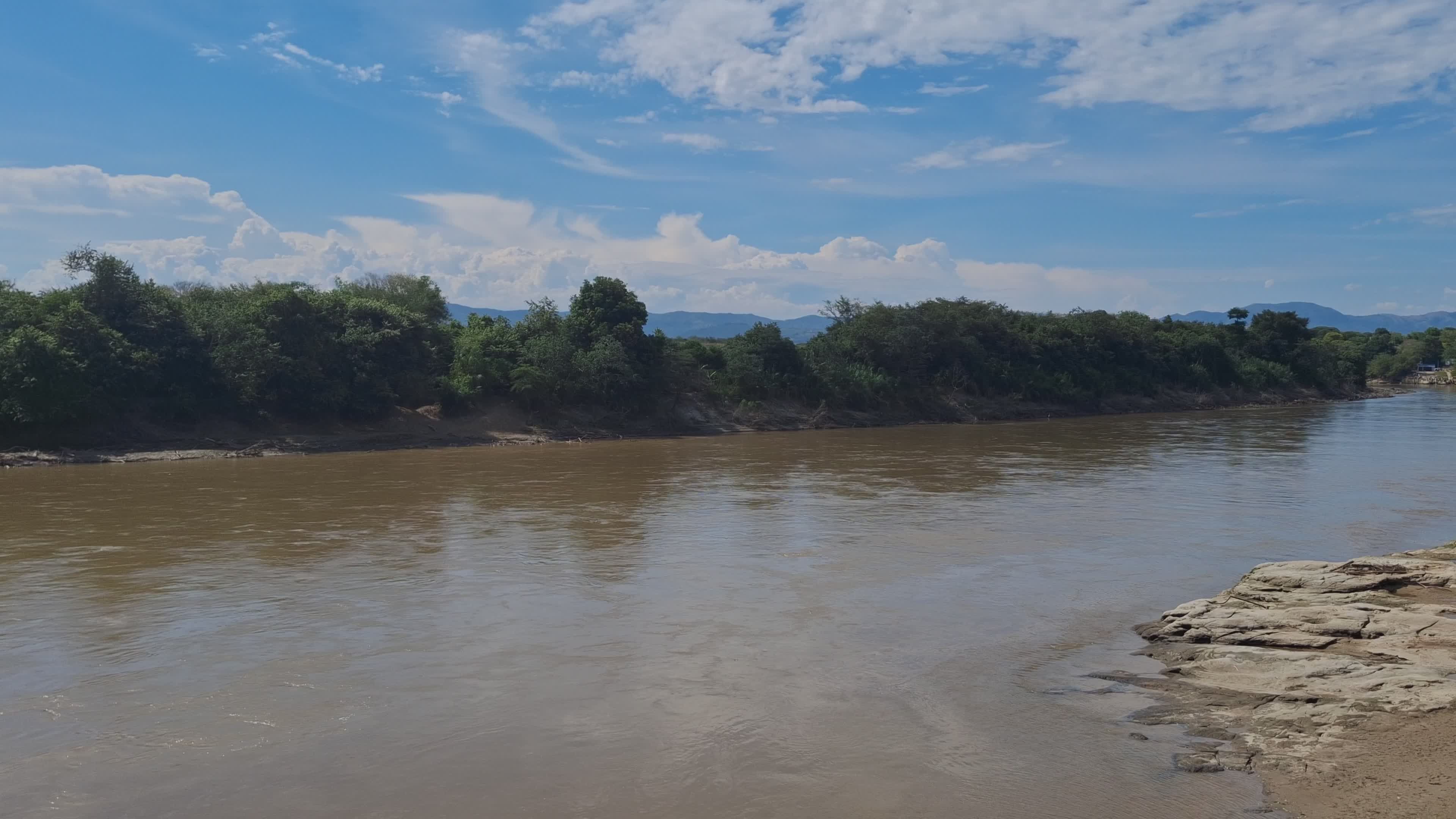 Vista Panorámica Del Río Magdalena En Colombia · Vídeo de stock gratuito