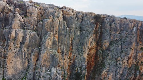Кадры с дрона на плато на вершине горной скалы