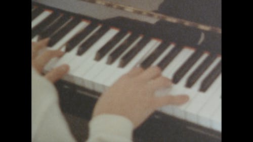 Ein Altes Video Einer Person, Die Ein Klavier Spielt