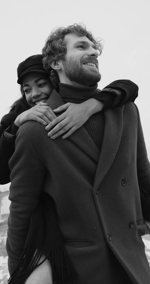 Casal Se Divertindo Em Um Encontro De Inverno