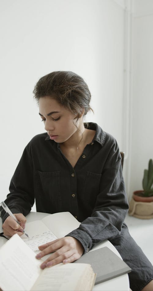 Une Femme Copie D'un Livre