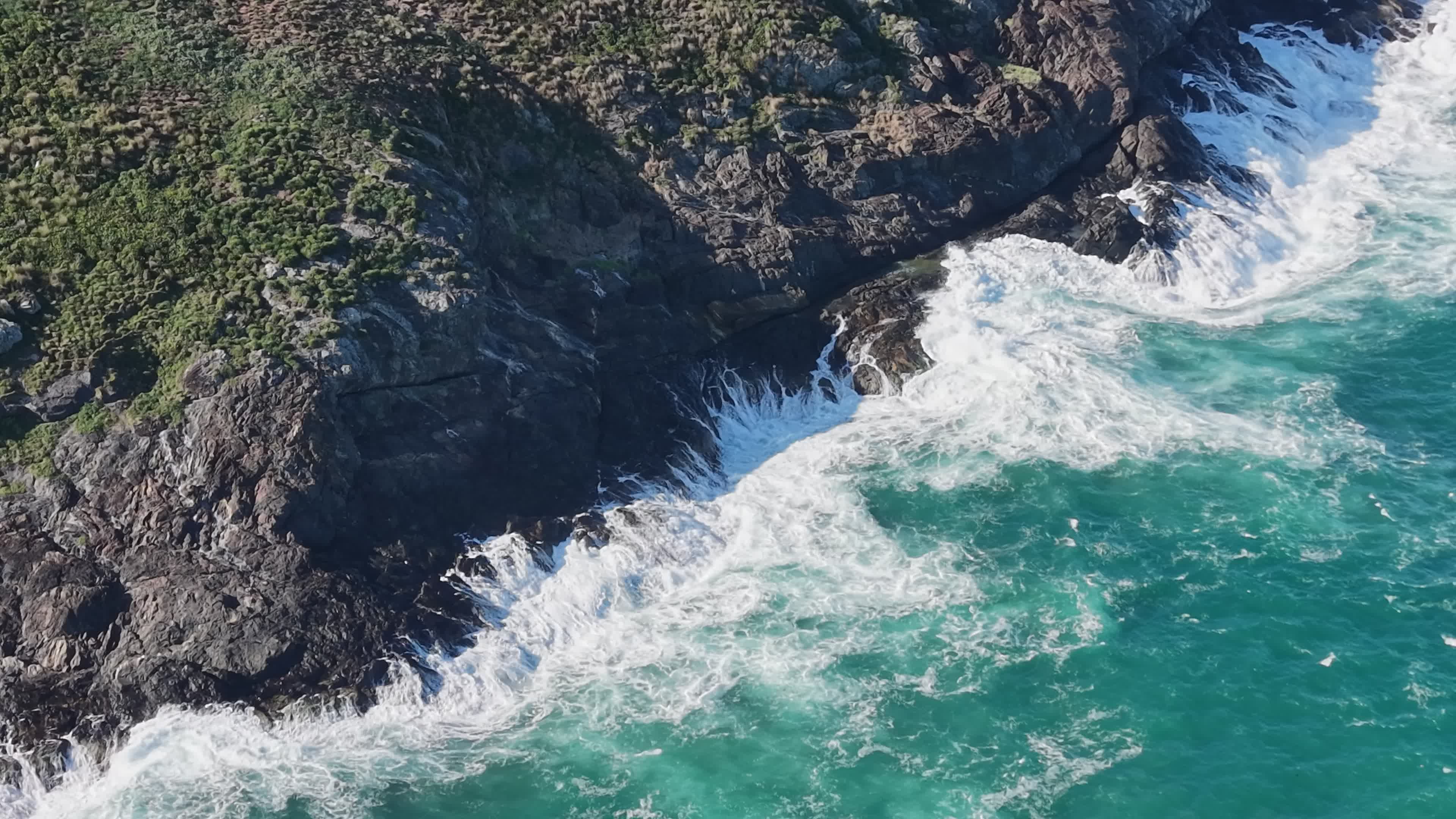Vista Aérea De La Costa Rocosa Y Las Olas Del Océano. · Vídeo de stock ...