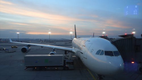 Een Vliegtuig Laden Op Het Asfalt Van De Luchthaven