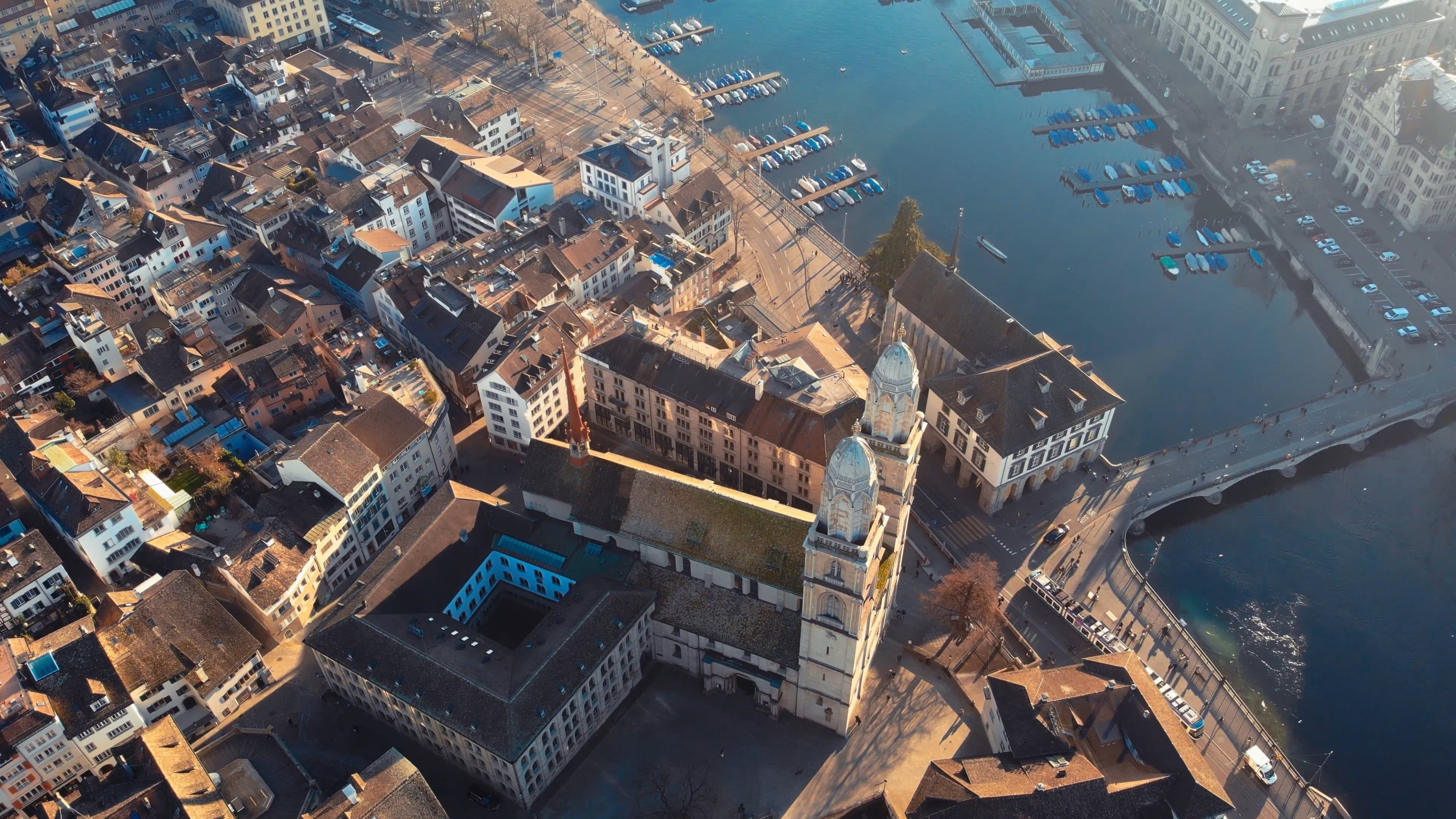 Images Aériennes De La Ville Et De L'océan