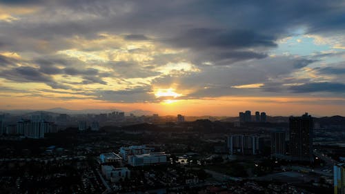 Gün Batımı Gökyüzünün Renklerinin Altında şehir çizgisinin Drone Görüntüleri