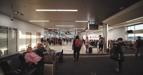 Пассажиры, ожидающие в зале ожидания аэропорта