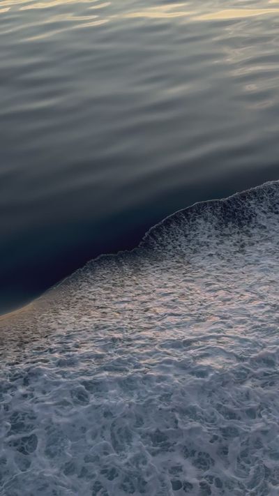 Olga Kobylko's ocean waves sunset video